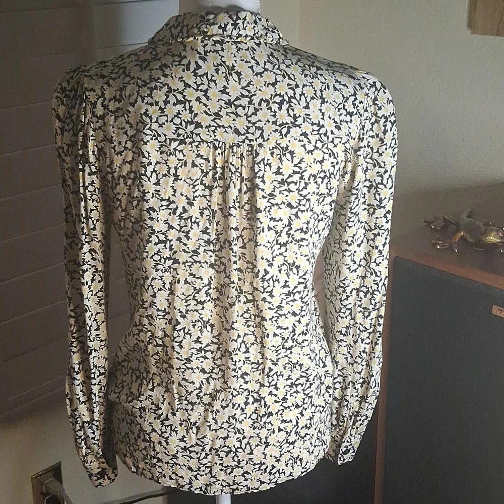 🌼🖤Oliver Bonas Sassy Daisy Print Button Down Long Sleeves Blouse Size 4